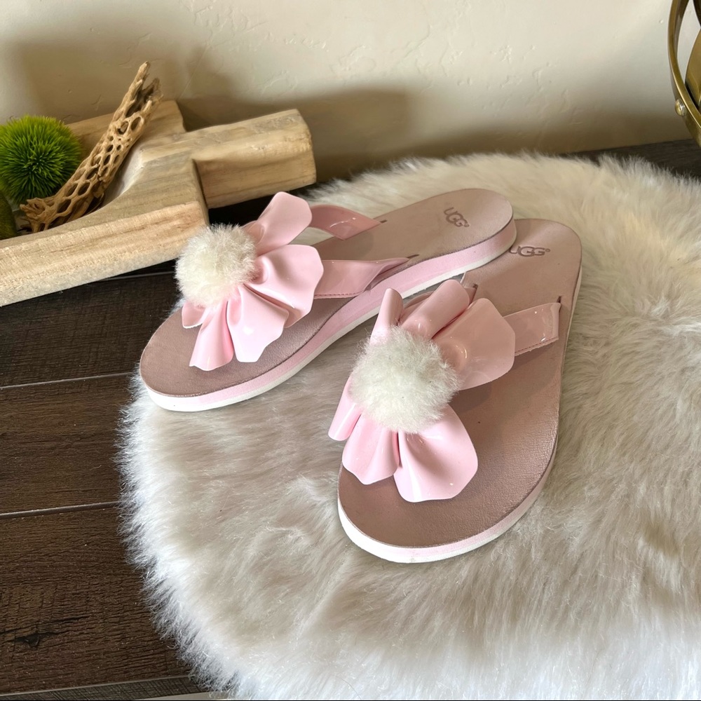UGG Sandals Women’s Shoes Flower Fur Pom Pom  Flip Flops Size 9